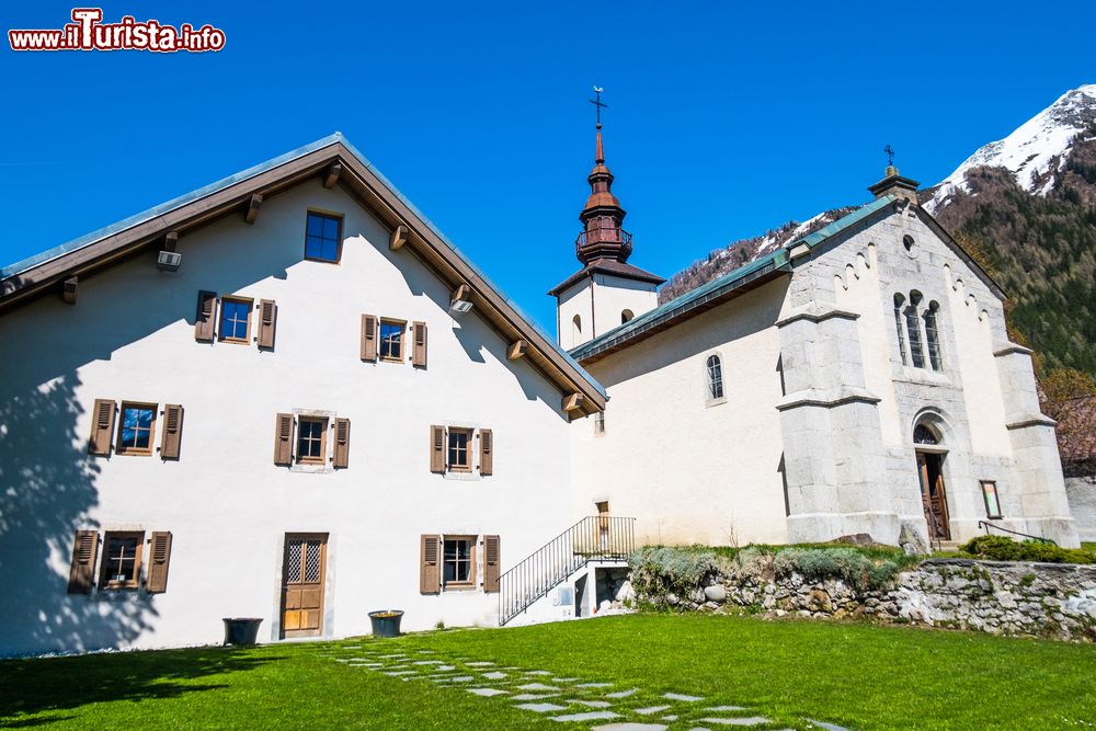 Immagine Tipiche case nel villaggio di Argentiere, valle di Chamonix, Francia. Dietro, il campanile della chiesa.