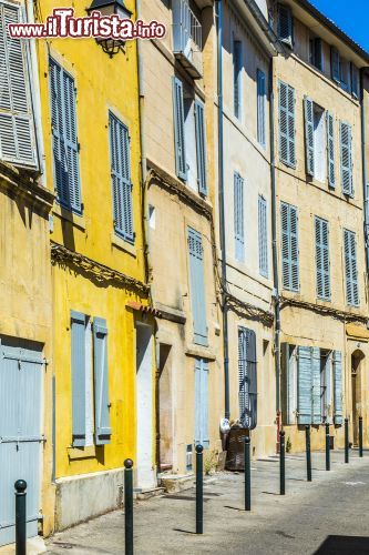 Immagine Tipiche case provenzali ad Aix-en-Provence, Francia - Le tonalità del giallo colorano le facciate delle case del centro storico di questa graziosa cittadina provenzale © Jorg Hackemann / Shutterstock.com