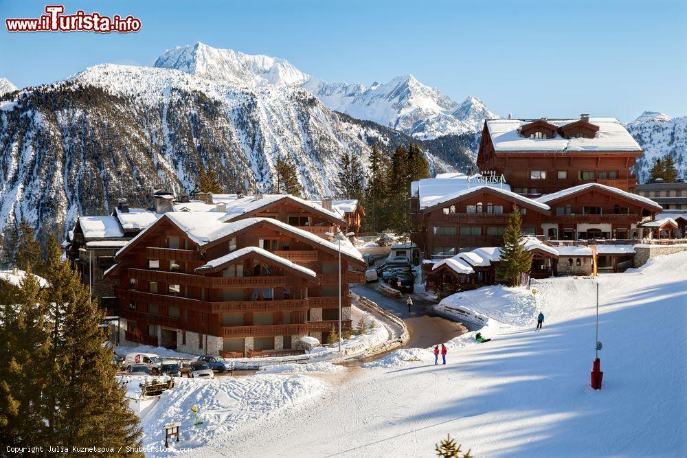 Immagine Tipici hotel in legno allo ski resort Courchevel 1850 nelle Alpi francesi, Alta Savoia - © Julia Kuznetsova / Shutterstock.com