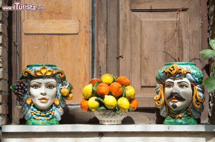 Immagine Tipici vasi di ceramica fatti e dipinti a mano per decorare l'esterno delle abitazioni nel centro di Castelmola, Sicilia