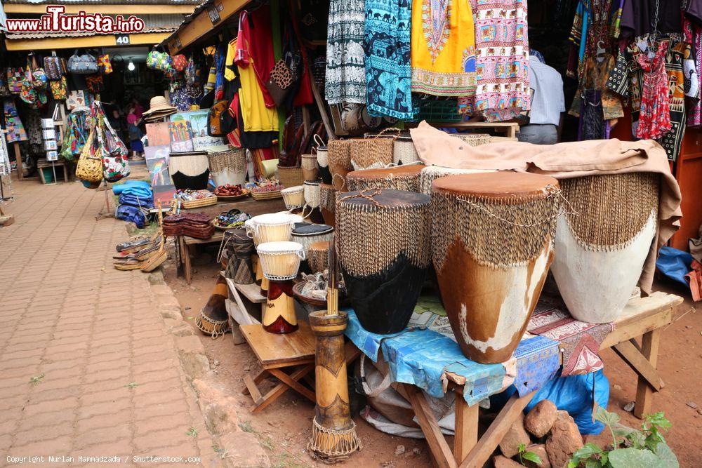 Immagine Tipico mercato africano con oggetti artigianali a Kampala, Uganda - © Nurlan Mammadzada / Shutterstock.com