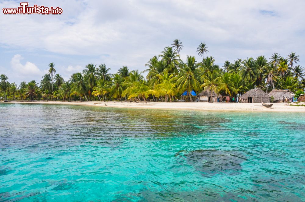 Immagine Un tipico villaggio caraibico immerso nelle acque cristalline di San Blas, Panama. Uno scorcio fotografico di questo paradiso dell'America Centrale.