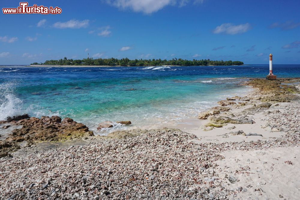 Immagine Tiputa Pass, atollo di Rangiroa (Tuamotu), Polinesia Francese. Questo stretto separa i villaggi di Avatoru e Tiputa.