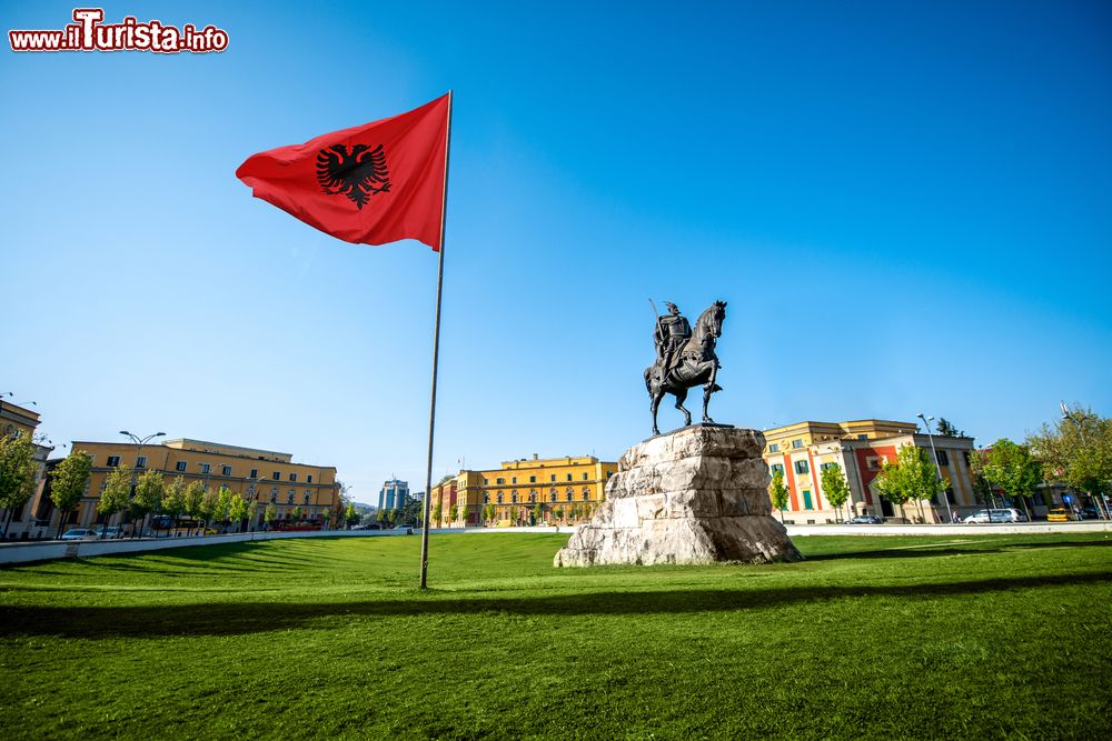 Immagine Tirana, piazza Skanderbeg con la bandiera albanese e il monumento equestre all'eroe nazionale.