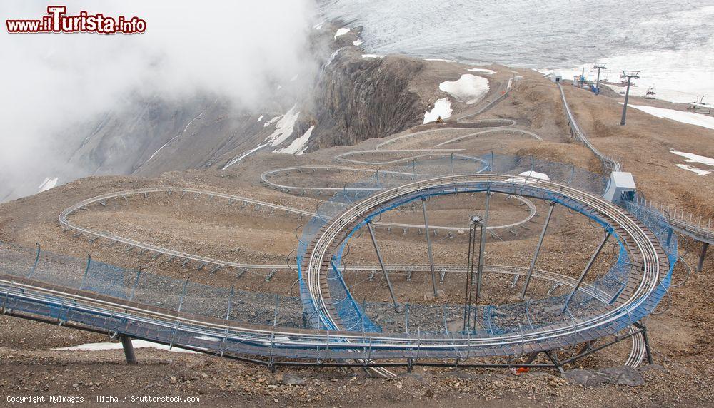 Immagine Pista per slitta a Les Diablerets, Svizzera. Fra le montagne svizzere corre la più alta e emozionante pista d'Europa - © MyImages - Micha / Shutterstock.com