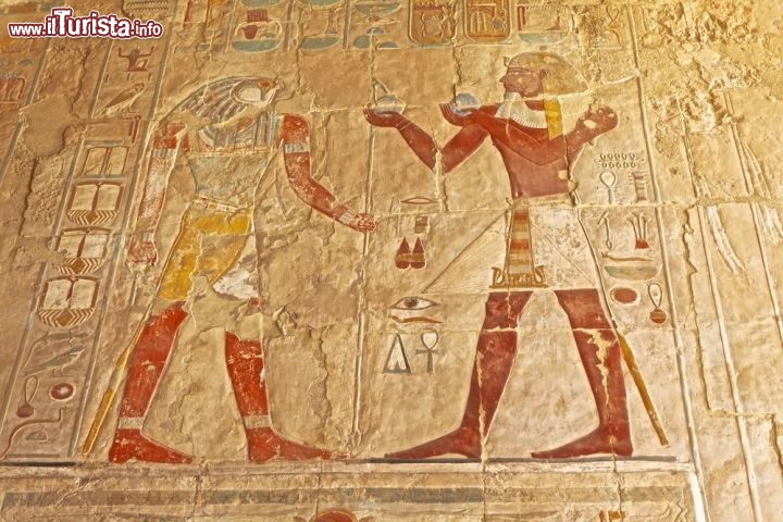 Immagine Incisioni policrome del Faraone e Dio Horus nel tempio della Regina Hatshepsut (1508-1458 AC), tra la Valle dei Re e della Valle delle Regine, a Luxor (l'antica Tebe), Egitto - © Sphinx Wang / Shutterstock.com