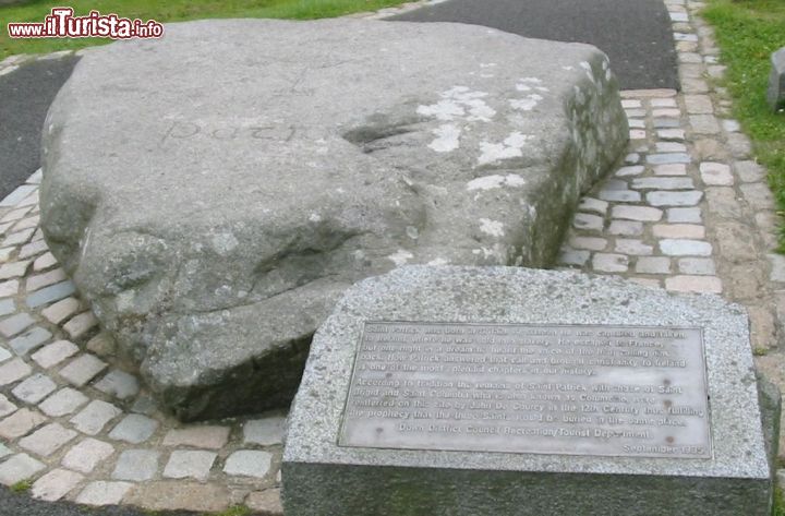 Immagine Tomba di San Patrizio a Downpatrick, Irlanda del Nord. Patrono d'Irlanda, San Patrizio viene festeggiato il 17 Marzo, data della sua morte. La città di Downpatrick ospita la sua sepoltura nella grande cattedrale cittadina - © Man vyi - Wikipedia 