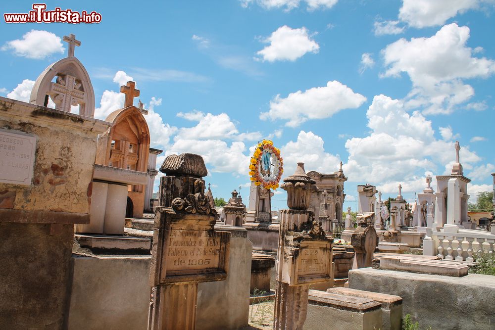 Immagine Tombe e lapidi in un cimitero antico di Zacatecas, Messico.