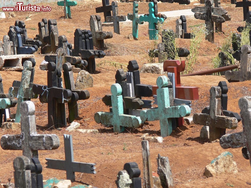 Immagine Alcune tombe nel cimitero di San Juan Chamula, nel centro del Chiapas.