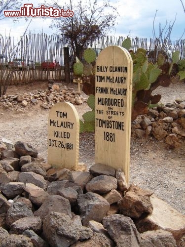 Immagine Nel cimitero ristrutturato di Tombstone (Arizona) lapidi dei fuorilegge uccisi nello scontro all'O.K. Corral