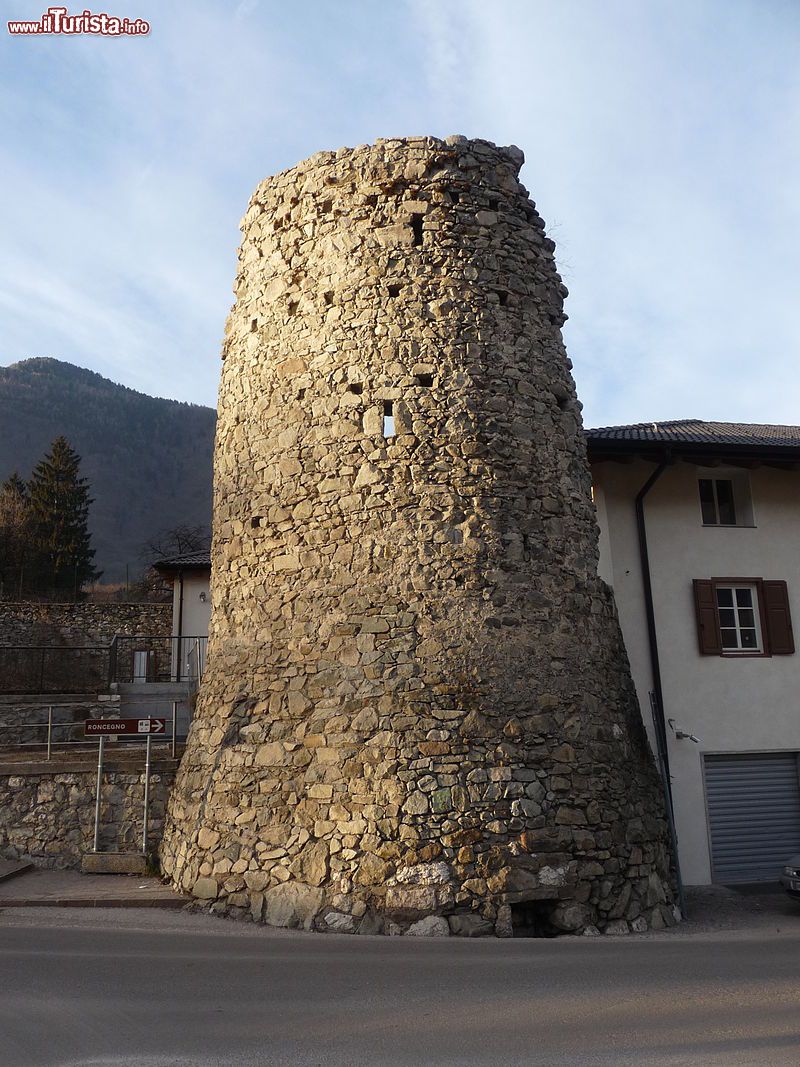 Immagine Tor Tonda nella frazione di Marter a Roncegno Terme, Trentino - © Matteo Ianeselli / CC BY-SA 3.0, Wikipedia