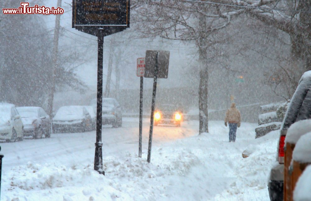 Immagine Tormenta con neve in una strada di Cleveland, Ohio. Qui il clima è continentale con inverni abbastanza lunghi che si protraggono sino ad aprile; durante la stagione invernale, la città è quasi sempre coperta di neve.