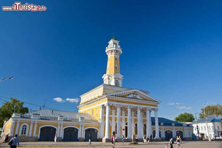 Immagine Il centro di Kostroma è caratterizzato da una torre antincendio tuttora in uso e protetta dall'Unesco. Tutt'attorno si sviluppa il quartiere Susaninskaya Ploshchad formato da edifici lunghi e bassi preceduti da portici  - © Alex Sun/ Shutterstock.com