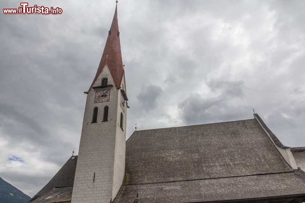 Immagine La torre campanaria della chiesa di Fugen, Tirolo, Austria. Questo grazioso paesino della bassa Zillertal, situato a 550 metri di altitudine, ospita edifici religiosi storici.