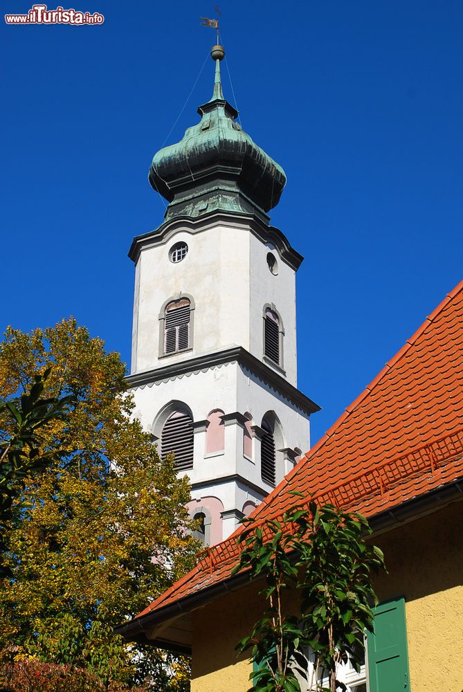 Immagine Torre campanaria della chiesa di Santo Stefano a Lindau, Germania. Eretta attorno al 1180, è stata più volte rimaneggiata sino all'attuale stile Rococò.