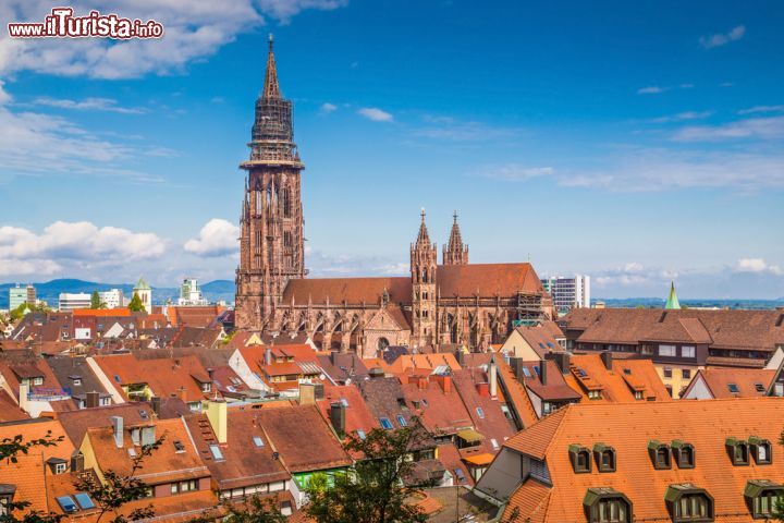 Immagine La torre campanaria della cattedrale di Friburgo in Brisgovia con i suoi 116 metri d'altezza è il simbolo della città - foto © canadastock / Shutterstock.com