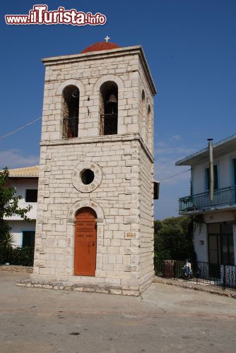 Immagine Torre campanaria nella piazza di Katomeri a Meganissi, Grecia - Il bel campanile in pietra che sorge nella piazzetta principale della città capoluogo dell'isola di Meganissi © David Fowler / Shutterstock.com