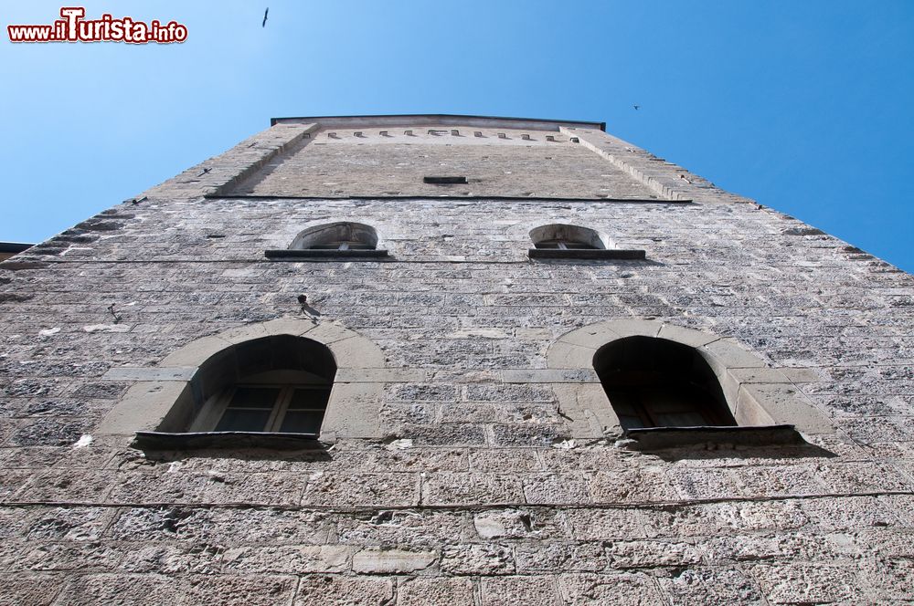 Immagine Torre degli Alghisi, costruita tra XII e XIII secolo, è uno dei simboli del centro di Lovere, sul Lago d'Iseo.