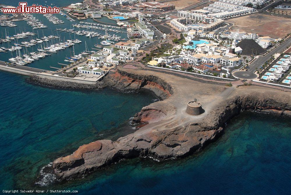 Immagine La Torre del Águila, parte del sistema difensivo del XVIII secolo presso Playa Blanca, nel sud dell'isola di Lanzarote (Canarie) - © Salvador Aznar / Shutterstock.com