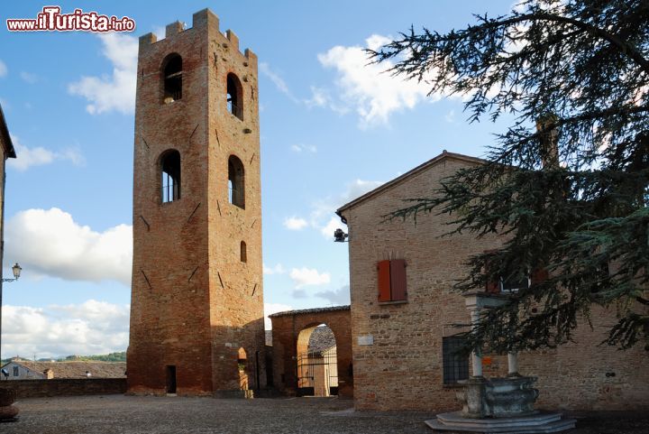 Immagine Torre del castello di Longiano, Emilia Romagna, Italia. Costruito fra il VII° e l'VIII° secolo, il castello malatestiano è stato per molto tempo sede del Municipio mentre oggi ospita la Fondazione Tito Balestra - © claudio zaccherini / Shutterstock.com