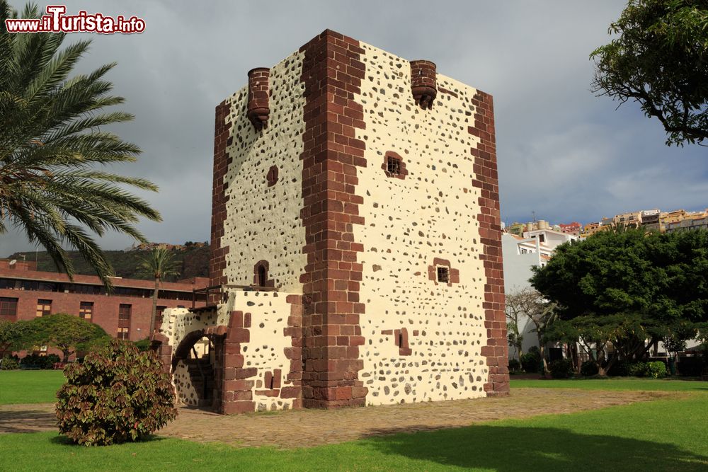 Immagine Torre del Conde: uno dei simboli della città di San Sebastian, capoluogo dell'isola di La Gomera, Canarie. La torre è considerata la più importante struttura militare dell'arcipelago.