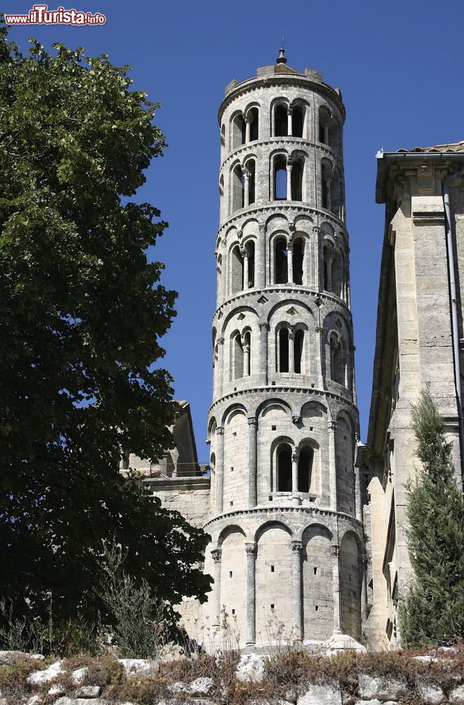 Immagine Torre della cattedrale medievale di Uzes, Francia. Costruita sul sito di un tempio romano, questa torre nota come di "Fenestrelle" si presenta nello stile delle torri medievali lombarde italiane e rappresenta l'unico esempio in Francia di torre rotonda.