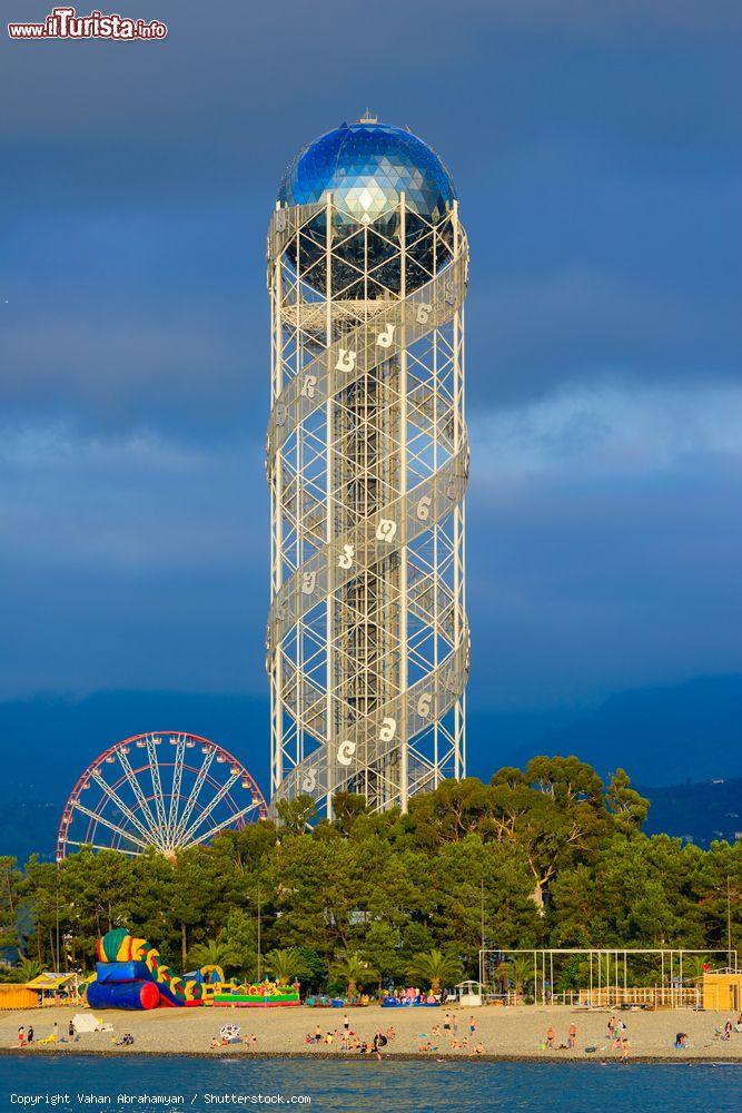 Immagine La torre dell'alfabeto Georgiano a Batumi. E' stata concepita per diventare un punto di riferimento urbano che trasmetta l'unicità del popolo attraverso l'alfabeto. Nella parte superiore si trova una sfera con un ristorante girevole, studi televisivi e un osservatorio con vista sull'intera città e sul Mare Nero - © Vahan Abrahamyan / Shutterstock.com