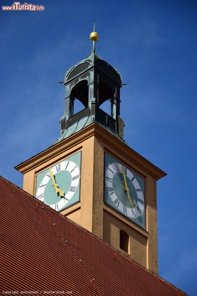 Immagine Torre dell'orologio in uno storico edificio del centro di Augusta, Germania - © photo20ast / Shutterstock.com