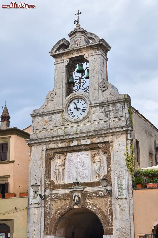 Immagine Torre dell'orologio nel centro di Sutri, Lazio