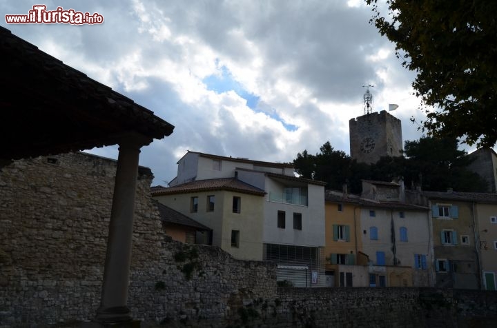 Immagine Torre dell'orologio e borgo di Pernes les Fontaines