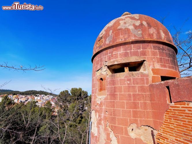 Immagine Torre di vedetta a Castelldefels, Spagna - Una delle torrette costruite nella seconda metà del XVI° secolo quando le incursioni dei pirati erano minaccia frequente in tutto il Mar Mediterraneo © Karol Kozlowski / Shutterstock.com