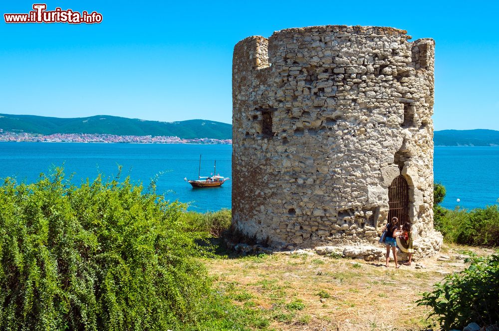 Immagine La torre difensiva accanto all'antica Basilica della Vergine Misericordiosa a Nesebăr (Bulgaria), da cui si osserva tutta la costa sul Mar Nero.