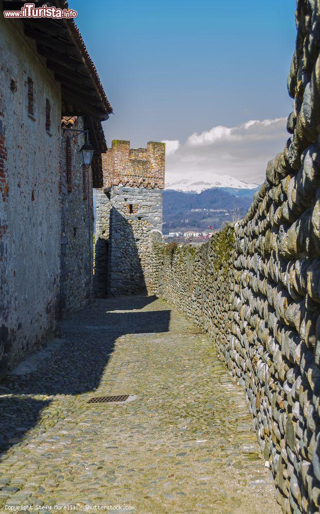 Immagine Torre e mura perimetrali di Ricetto di Candelo, Biella, Piemonte. La struttura fortificata di Ricetto di Candelo veniva utilizzata in epoca medievale per lo stoccaggio e la protezione dei beni agricoli - © Stefy Morelli / Shutterstock.com