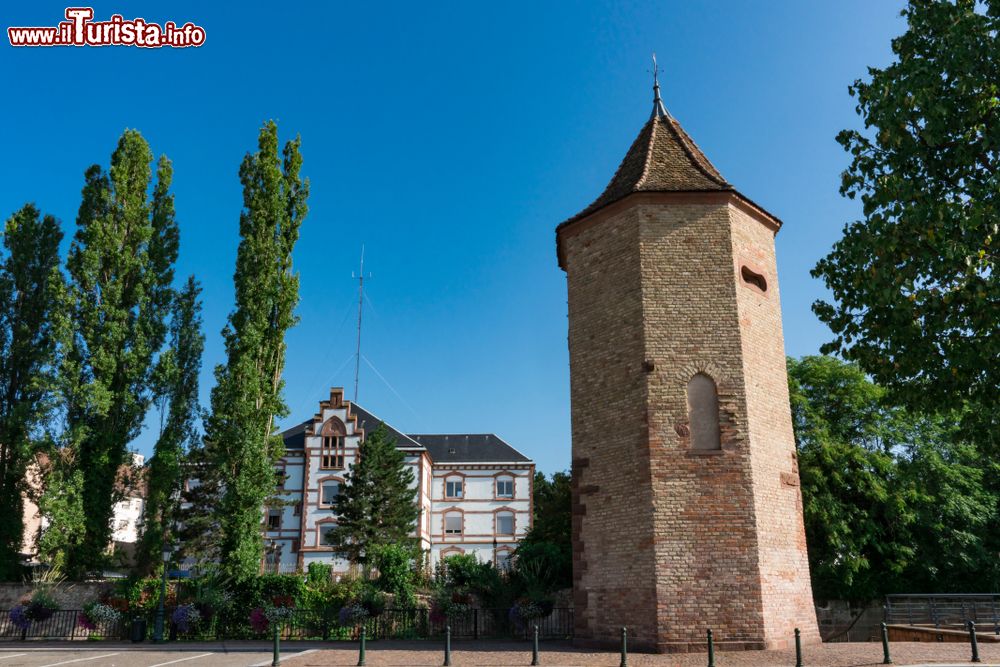 Immagine Torre in mattoni a Haguenau, Francia. Siamo nel Basso Reno, in Alsazia, a una trentina di chilometri da Strasburgo.