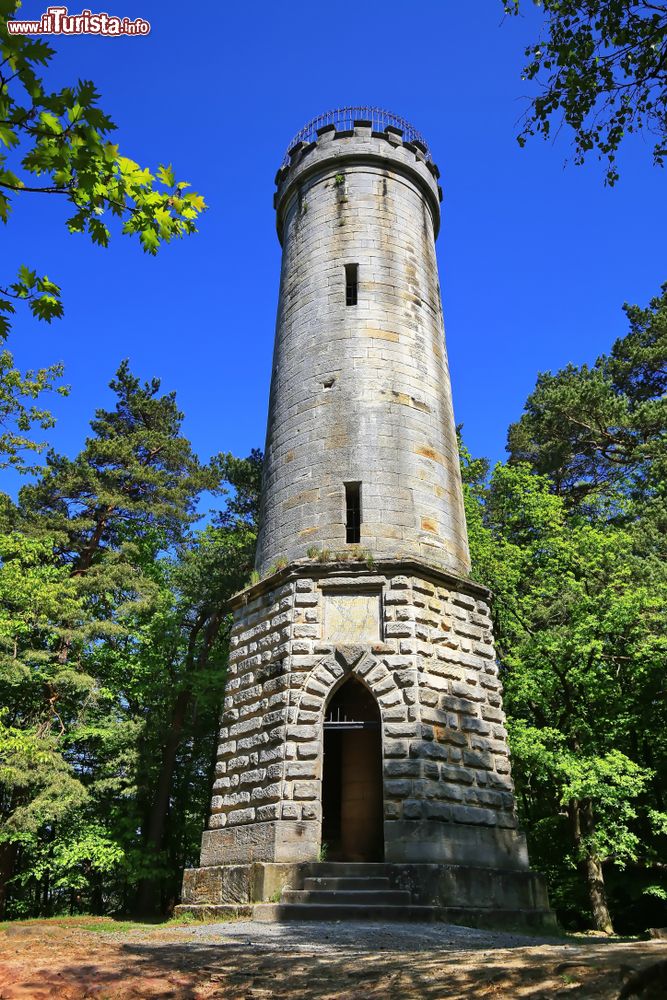 Immagine Torre in pietra in un parco della città di Bayreuth, Germania. Questa località della Baviera ospita numerose attrazioni storiche.