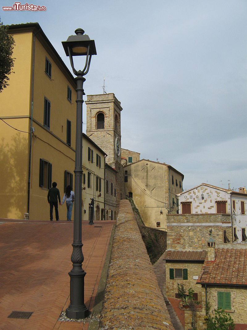 Immagine Torre nel borgo antico di Montescudaio in Toscana - © Etienne (Li) - CC BY-SA 3.0, Wikipedia