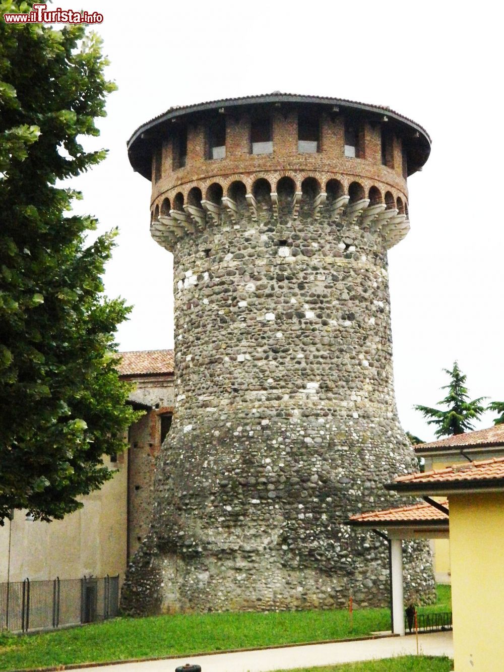 Immagine La Torre rotonda di Mura, nota anche come "Torrione", a Palazzolo sull'Oglio (Brescia)  - © Lukidd / Wikipedia