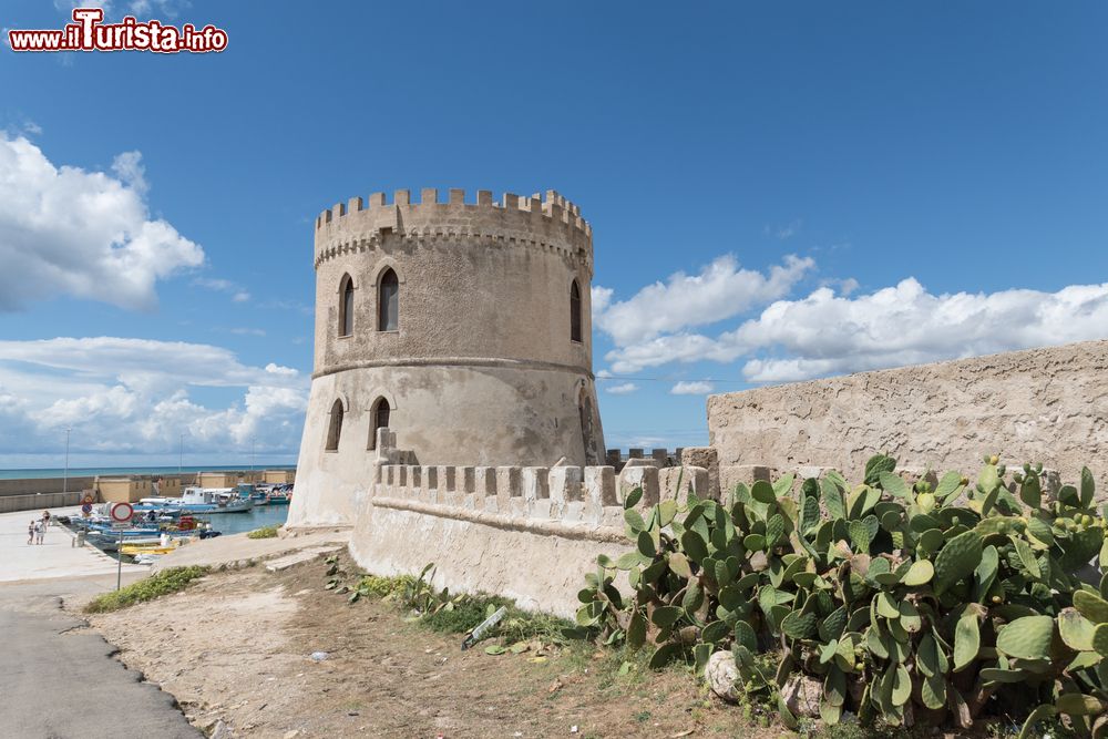 Immagine Torre Vado in Puglia, Salento: spicca la torre di difesa che faceva parte del sistema di fortificazioni volute dal Regno di Napoli, a difesa dalle incursioni dei pirati saraceni