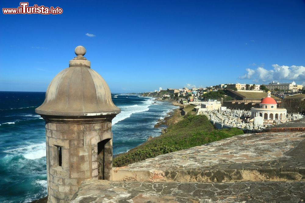 Immagine Torretta di guardia sull'Oceano Atlantico a San Juan, Porto Rico. Siamo nella fortezza El Morro, nel distretto La Perla. A fianco, il cimitero della città, uno fra i più singolari al mondo per la sua posizione.