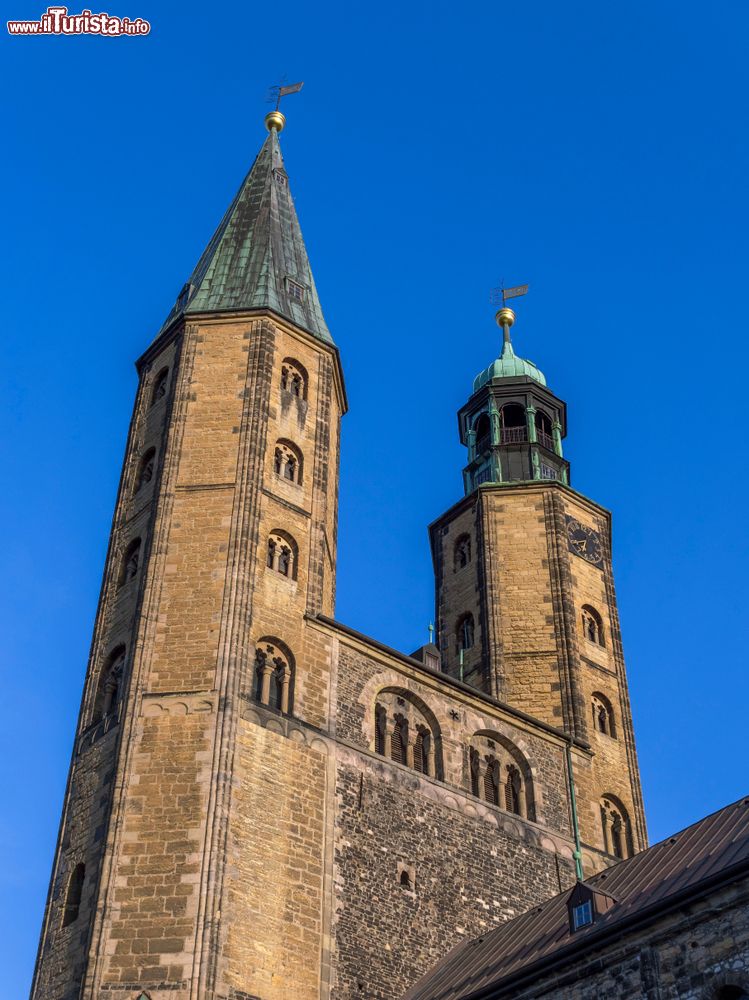 Immagine Le torri campanarie della chiesa del Mercato di Santa Cosma e San Damiano a Goslar, Germania.