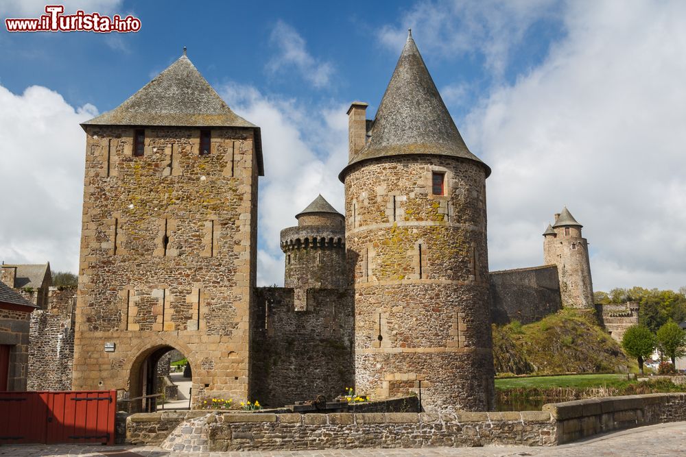 Immagine Torri del castello medievale di Fougères, Francia. Costruito inizialmente nel XII° secolo, il castello cittadino è stato protagonista di tutte le vicende che hanno interessato il territorio. Più volte è stato infatti distrutto o incendiato prima di essere ricostruito anche se non completamente.