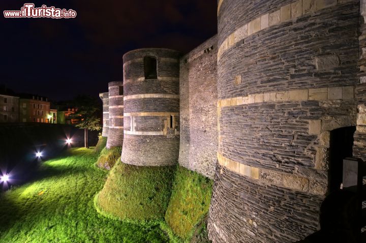 Immagine Torri e mura del castello di Angers by night, Francia. Nel XVII° secolo Enrico III° di Valois ordinò la distruzione del castello ma solo la parte superiore delle torri venne abbattuta - © 133062644 / Shutterstock.com