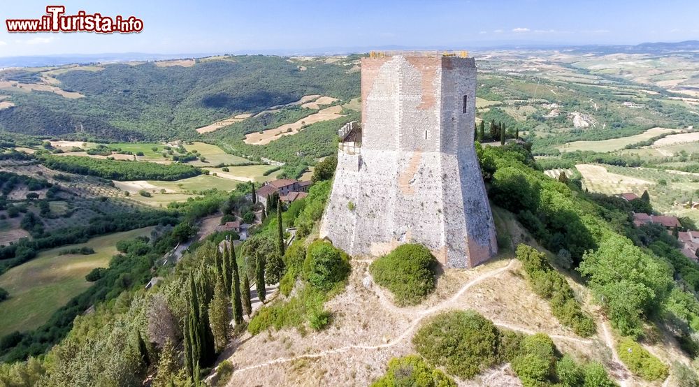 Immagine Il torrione della Rocca di Tentennano domina il borgo di Rocca d'Orcia, frazione di Castiglione d'Orcia.