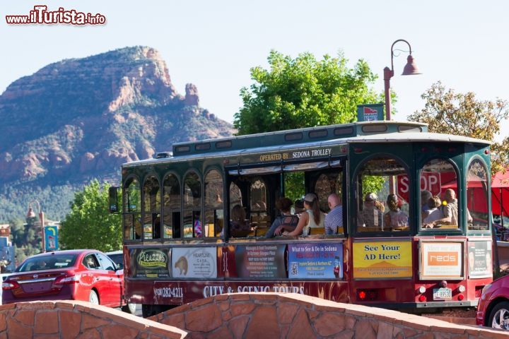 Immagine Tour della cittadina di Sedona a bordo di un tipico trenino locale, Arizona (USA) - © Wollertz / Shutterstock.com