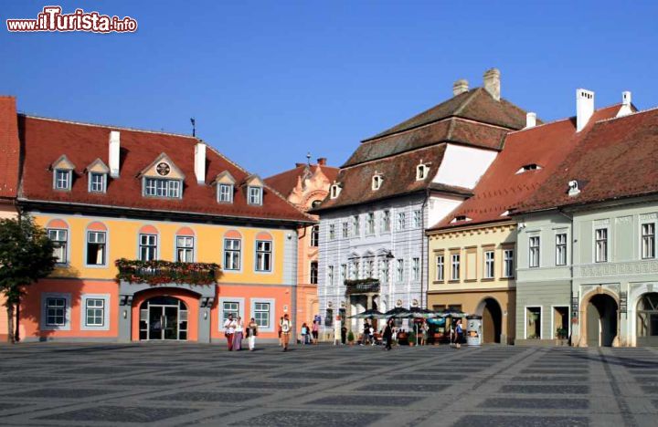 Immagine Tour nel cuore medievale di Sibiu, Romania - Diviso in città alta e città bassa, il centro storico di Sibiu ha piazze, monumenti e edifici storici che meritano di essere visitati © melis / Shutterstock.com