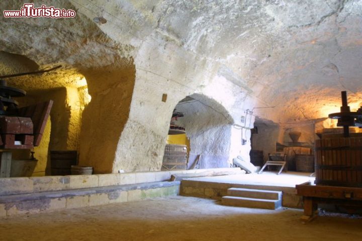 Immagine I famosi sotterranei del Castello di Brézé, scavati nella roccia in epoca medievale, vengono chiamati anche come Roche de Brézé e si possono visitare anche per cercare un pò di conforto alla calura estiva - © www.chateaudebreze.com