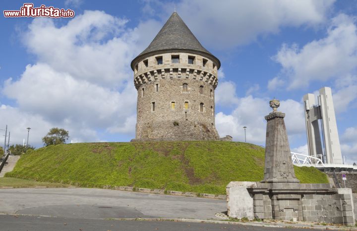 Immagine Tour Tanguy a Brest, Francia - Le sue origini sono incerte: potrebbe essere stata costruita dagli inglesi quando occuparono il paese nel XIV° secolo oppure da lord Tanguy du Chatel. Consegnata nel 1341 a Giovanni II° di Montfort, venne poi ristrutturata mezzo secolo più tardi dal figlio Giovanni IV°. Fu venduta allo stato durante la rivoluzione francese, in seguito utilizzata come abitazione privata e purtroppo gravemente danneggiata nel 1944 da un incendio. Rappresenta uno dei monumenti più antichi della città di Brest ©  Sergey Dzyuba / Shutterstock.com