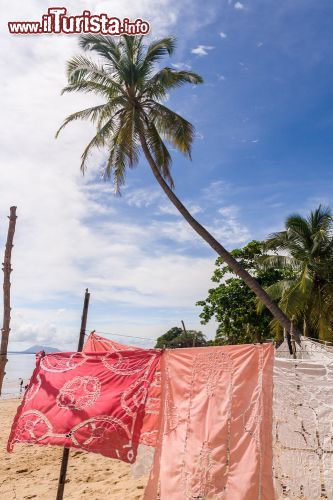 Immagine Tovaglie e tessuti artigianali in vendita presso il mercatino sull'isola di Nosy Komba (Madagascar) - foto © Pierre-Yves Babelon / Shutterstock.com