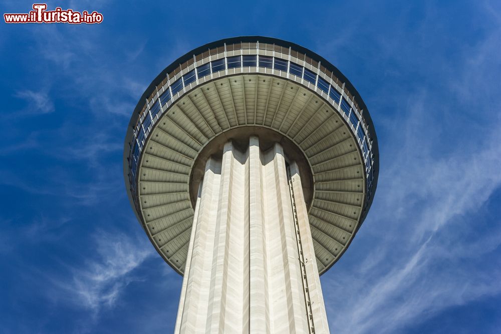 Immagine Tower of the Americas a San Antonio, Texas. Questa torre di osservazione alta 230 metri si trova nella parte sud orientale della città di San Antonio. E' il 27° edificio più alto del Texas.