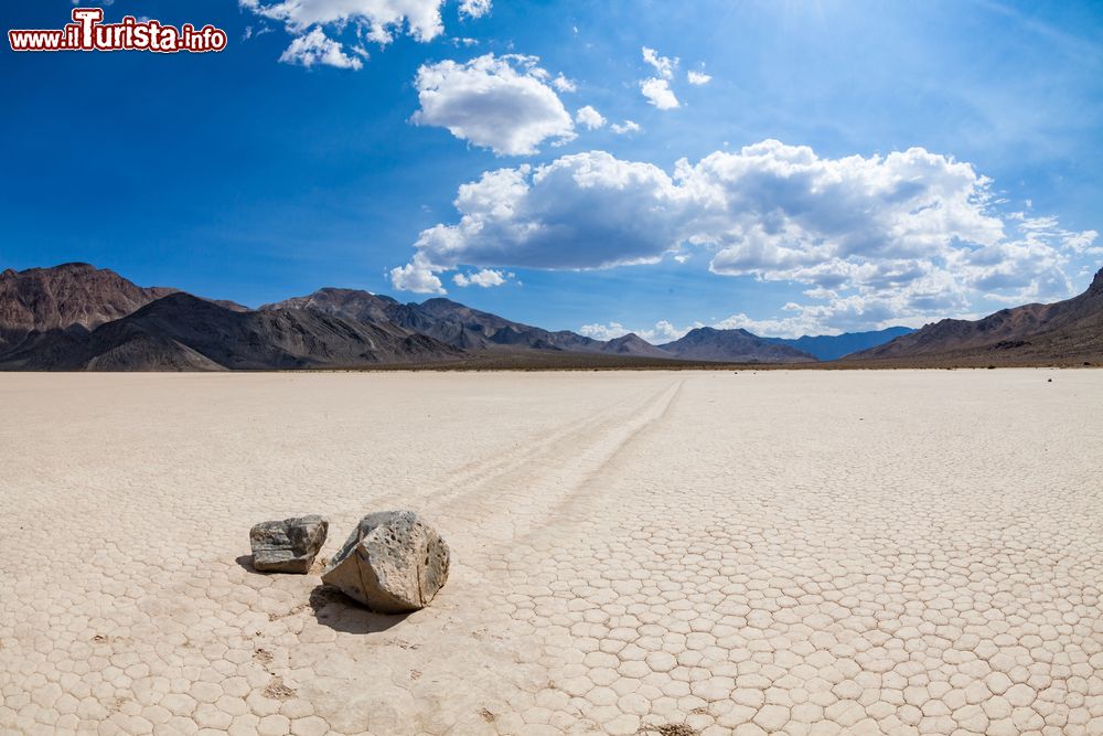 Immagine Tracce di pneumatici nel parco nazionale della Death Valley, Stati Uniti d'America. La valle si estende per 225 chilometri e una larghezza media di 40 da nord a sud, fra Sierra Nevada in California a ovest e Nevada a est.